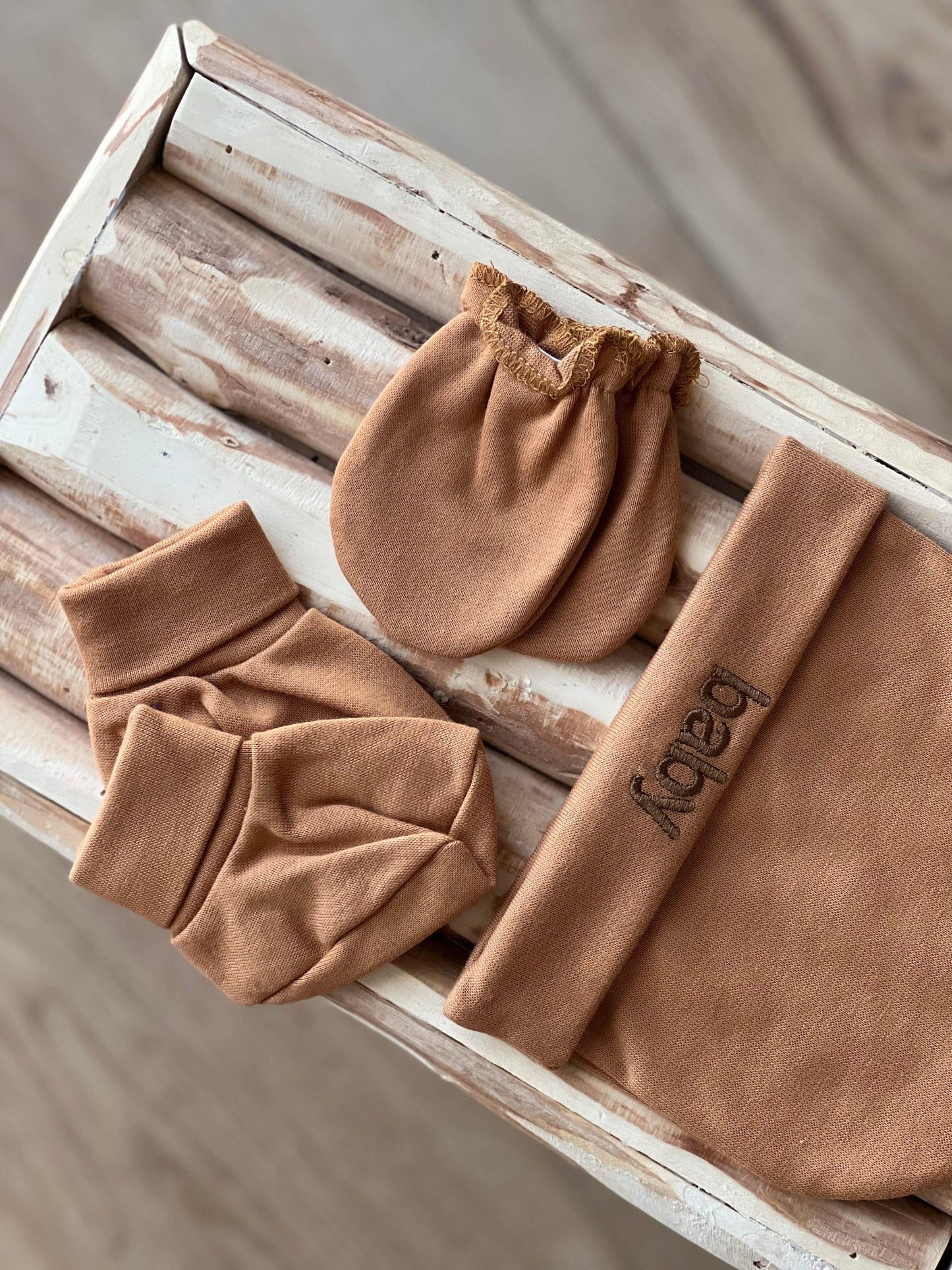 Ensemble brodé bébé - Bonnet, moufles & chaussons