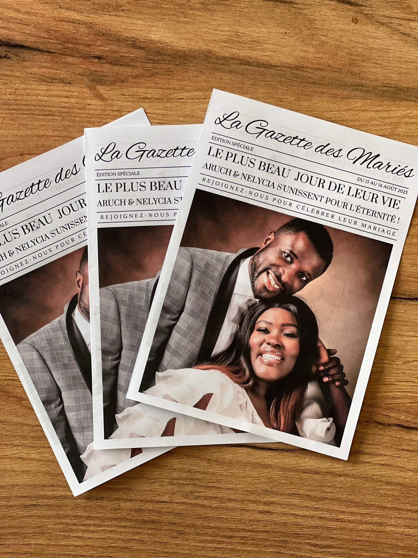 Faire-part La Gazette des Mariés en situation lors d'un mariage, apportant une touche originale et vintage à l'événement.