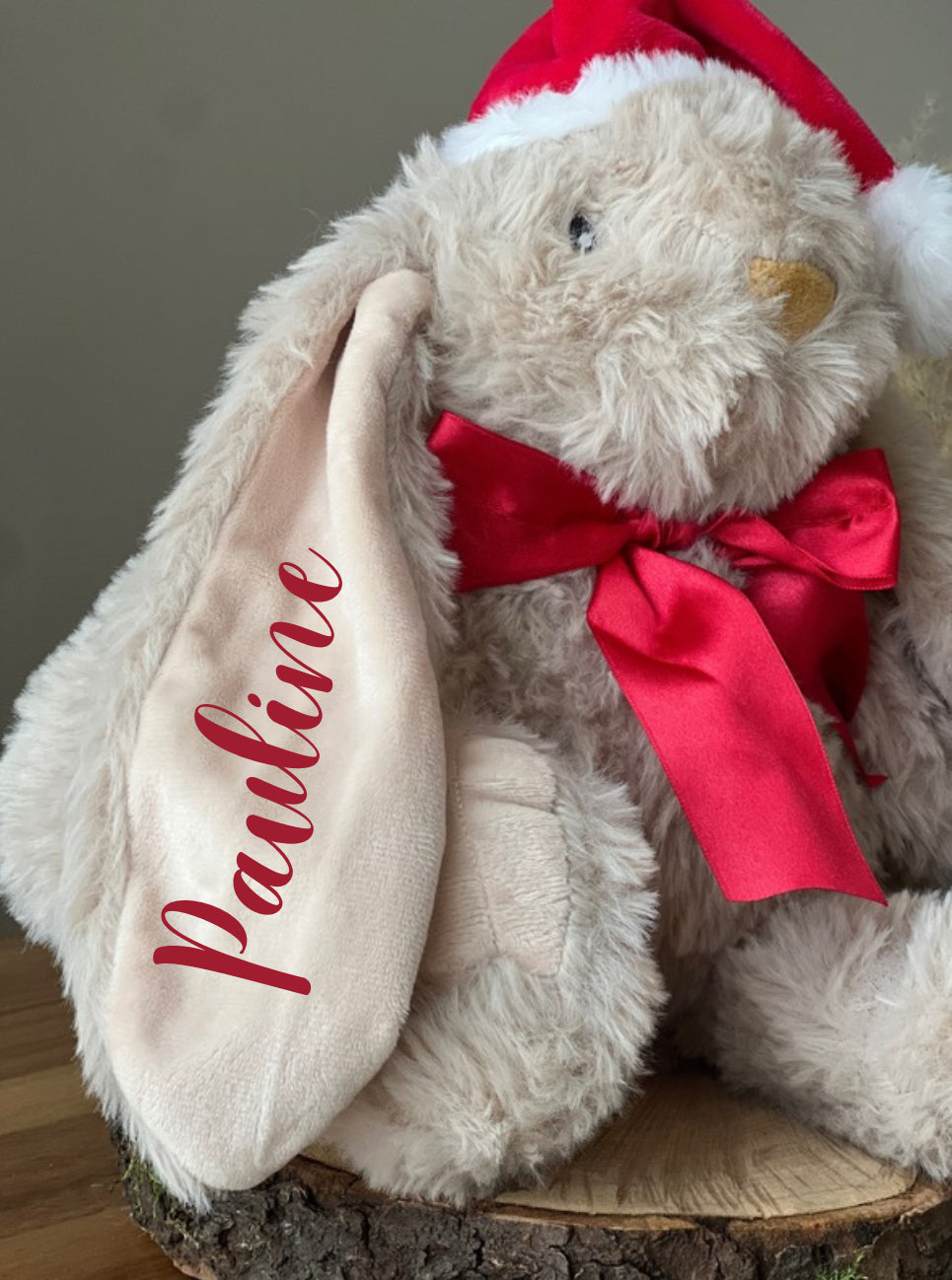 Personnalisez votre peluche avec le prénom de votre choix et la couleur de flocage que vous préférez.
Un cadeau doux, unique et plein d’émotion, parfait pour les petites mains et les grands cœurs.
Préparée avec soin dans notre atelier, chaque peluche devient un souvenir inoubliable.