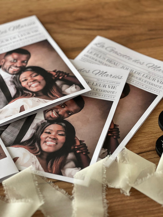 “Gros plan sur les pages d’une gazette personnalisée illustrée de photos de couple et de textes personnalisés, livret souvenir de fête.”