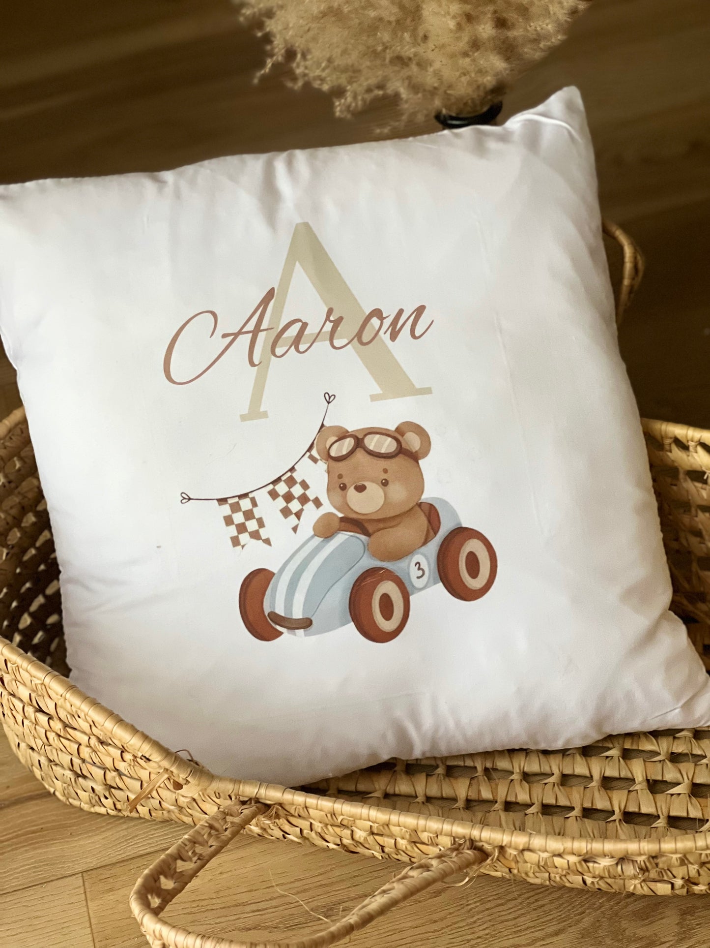 Housse de coussin personnalisée – Ourson en voiture • Cadeau de naissance doux et unique