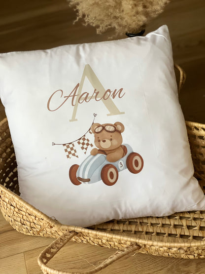 Housse de coussin personnalisée – Ourson en voiture • Cadeau de naissance doux et unique