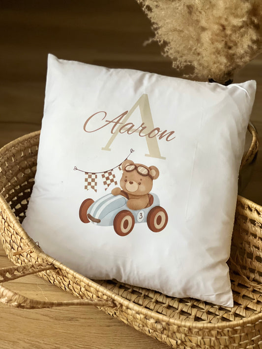 Housse de coussin personnalisée – Ourson en voiture • Cadeau de naissance doux et unique