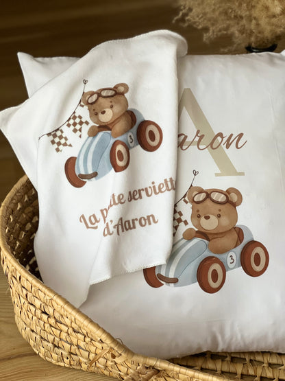 Housse de coussin personnalisée – Ourson en voiture • Cadeau de naissance doux et unique