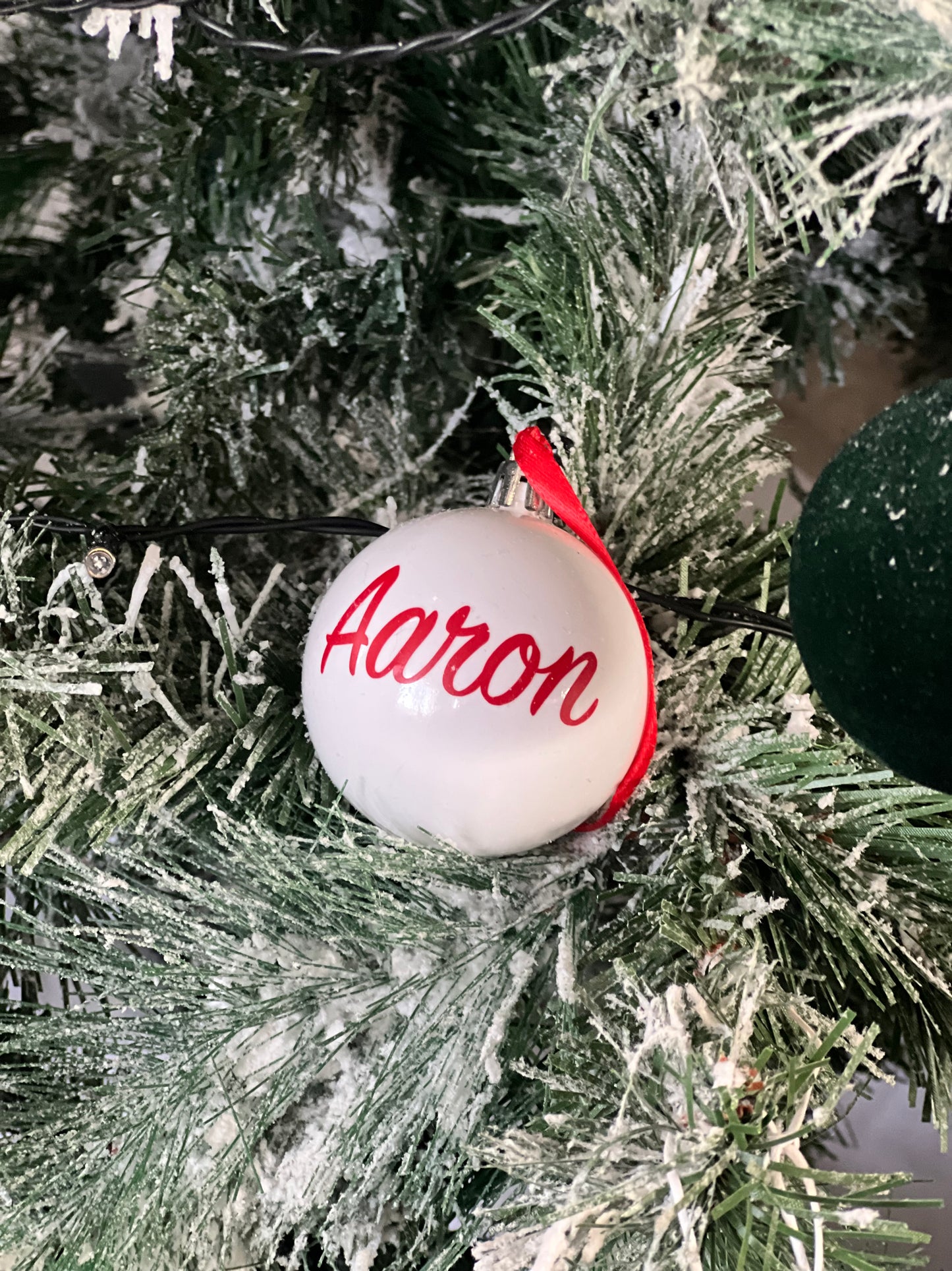 Boule de Noël Personnalisée – Rouge ou Blanche | Idée Cadeau Unique